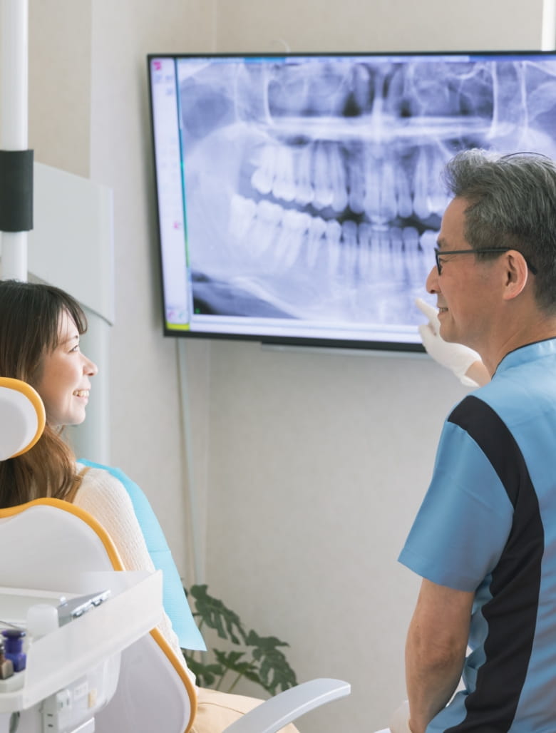 治療方針について説明をしている様子